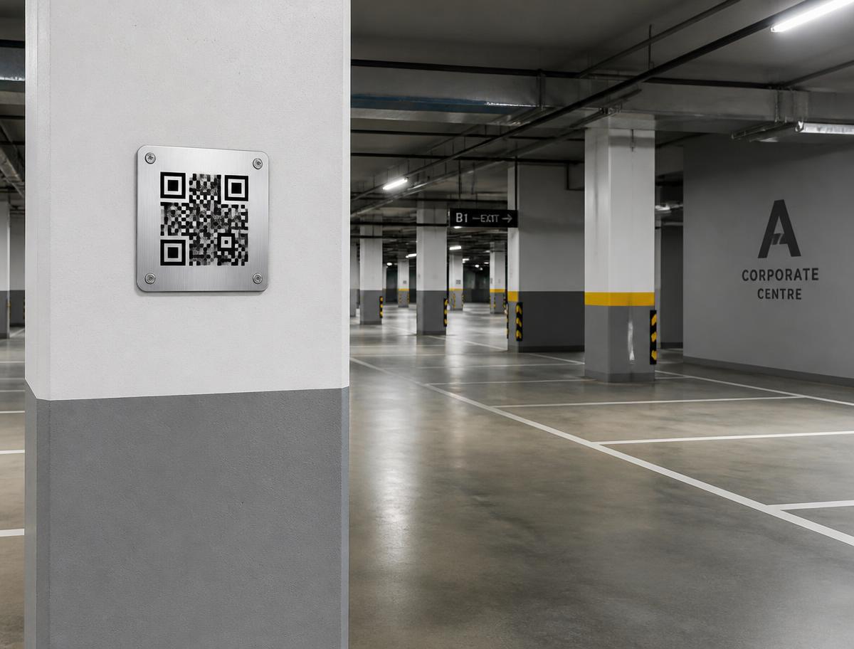 Estacionamento corporativo com placa metálica de QR Code em pilar