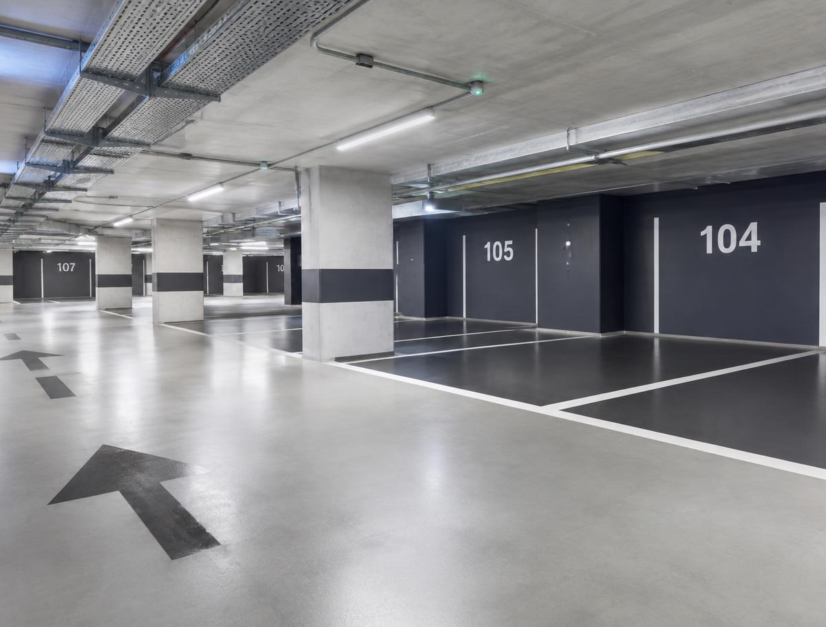 Estacionamento corporativo organizado com vagas numeradas